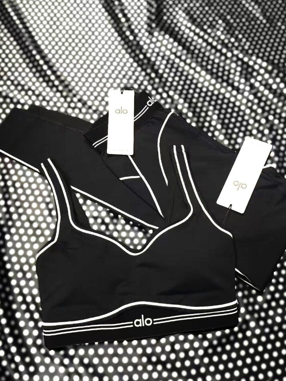 Brand New ALO Airbrush Heart Throb Yoga Set (Black & White) - Picture 3 of 11